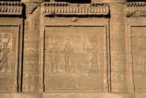 Antichità egizia: mammisi romano che commemora la nascita di Ihy, figlio di Iside. Tempio di Hathor, Denderah, Egitto da Egyptian Ptolemaic Period