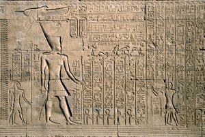 Antichità egizia: rilievo esterno con geroglifici. Tempio di Hathor, Denderah, Egitto
