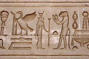 Antichità egizia: geroglifici sulla parete orientale del Tempio di Hathor, Denderah, Egitto - Civiltà egizia: geroglifici scolpiti sulla parete del Tempio di Hathor (o Tempio di Tentyra) a Denderah, costruito sotto il regno di Pepi I (ca. 2250 a.C.) da Egyptian Ptolemaic Period
