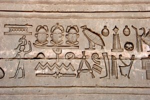 Antichità egizia: geroglifici sulla parete orientale del Tempio di Hathor, Denderah, Egitto