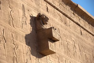 Antichità egizia: gargoyle a testa di leone, tempio di Hathor, Denderah, Egitto
