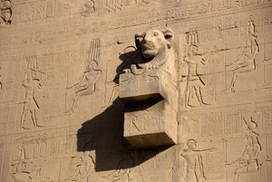 Antichità egizia: gargoyle a testa di leone, tempio di Hathor, Denderah, Egitto da Egyptian Ptolemaic Period