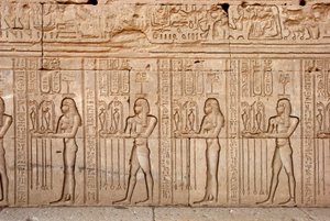 Antichità egizia: offerte e tributi presentati alla dea, Tempio di Hathor, Denderah, Egitto