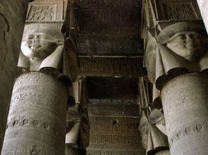 Antichità egizia: vista parziale della sala ipostila con colonne decorate con la rappresentazione della dea Hathor. Tempio di Hathor, Denderah, Egitto da Egyptian Ptolemaic Period