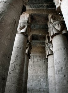 Antichità egizia: vista parziale della sala ipostila con colonne decorate con la rappresentazione della dea Hathor. Tempio di Hathor, Denderah, Egitto da Egyptian Ptolemaic Period