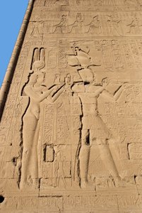 Antichità egizia: rilievo della parete posteriore del tempio dedicato alla dea Hathor che rappresenta Cleopatra e Cesarione. Denderah, Egitto da Egyptian Ptolemaic Period