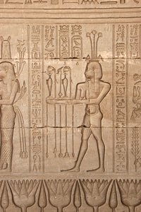 Antichità egizia: rappresentazione di un uomo che porta offerte in omaggio alla dea, Tempio di Hathor, Denderah, Egitto da Egyptian Ptolemaic Period