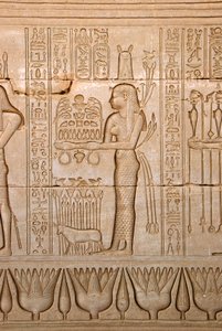 Antichità egizia: rappresentazione di una donna che porta offerte alla dea Hathor, Tempio di Hathor, Denderah, Egitto