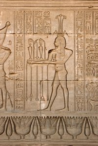 Antichità egizia: rappresentazione del dio del Nilo, Hapy, e geroglifici, Tempio di Hathor, Denderah, Egitto da Egyptian Ptolemaic Period
