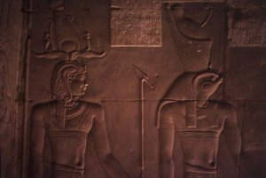 Rilievo raffigurante Tolomeo XII e Horus da Egyptian Ptolemaic Period