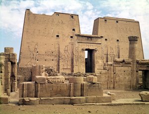 Vista del primo pilone del Tempio di Horus
