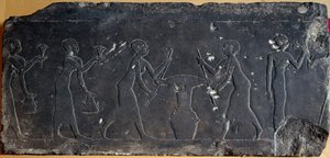Antichità egizia: piastra di calcare decorata con bassorilievo che rappresenta la spremitura dei fiori di loto, VIII-VII secolo a.C. (rilievo) da Egyptian School