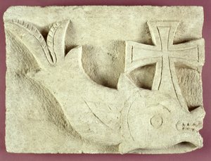 Rilievo di un delfino che trasporta una croce (calcare)