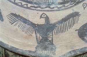Uccello rapace ad ali aperte, dalla faccia superiore di un grande vaso, ceramica Fasa, c.2000 a.C. (dettaglio)