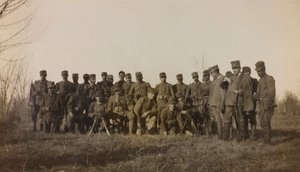 Album della Prima Guerra Mondiale in Friuli-Venezia Giulia: ritratto di gruppo dei soldati della Fanteria 112.mo con due mitragliatrici vicino al fiume Torre da Elena Bianconcini