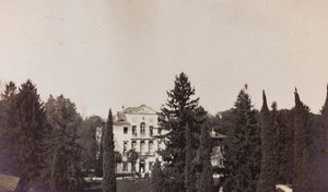 Album della Prima Guerra Mondiale in Friuli-Venezia Giulia: vista di Villa Brazzà, sede del 17° Ospedale di guerra a Soleschiano Manzano, foto scattata dal campanile della chiesa, 01-04/1916 da Elena Bianconcini