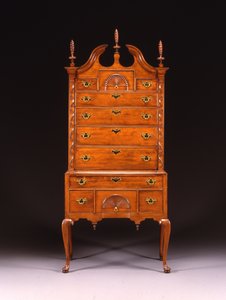 Cassettone scolpito in stile Queen Anne della famiglia Hawley-Clarke-Lyman, Hadley o Springfield, Massachusetts, c.1750-70 da Eliakim (school of) Smith