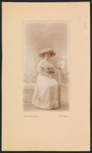 Ritratto della signora M.C. Lucassen-Van Idsinga con cappello e abito seduta su una panchina da Else Weissenborn