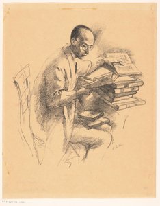 Uomo dietro una scrivania piena di libri