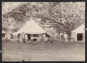 J.J. Cotton in topi e tenda (foto b/n) da English Photographer