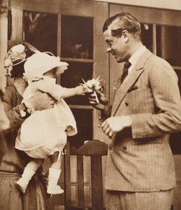 Un bambino consegna un bouquet a Re Edoardo VIII al centro del villaggio di Enham, 1926 da English Photographer