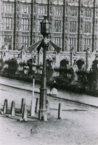 Un segnale di traffico in una strada di Londra da English Photographer