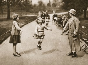 Una ragazza che salta a Hyde Park o Kensington Gardens, da Wonderful London, pubblicato 1926-27