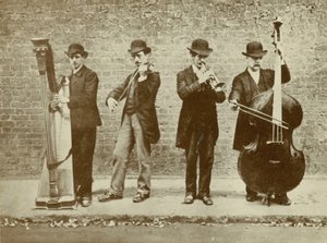 Un gruppo di musicisti di strada da English Photographer