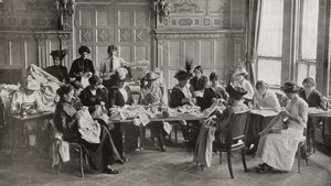Un incontro di cucito della Croce Rossa femminile al Claridge