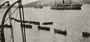 Una forza di sbarco che lascia i trasporti per la riva durante la Campagna di Gallipoli, da 