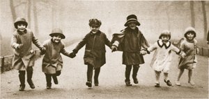 Una fila di bambini ben vestiti che corrono a Hyde Park, da Wonderful London, pubblicato 1926-27 da English Photographer