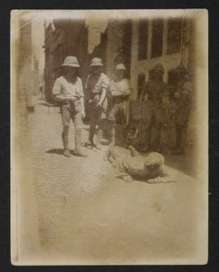 Un prigioniero sotto guardia armata al giardino di Ram Bagh, da Vedute di Amritsar, incluso il seguito delle rivolte da English Photographer