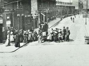 Un organista di strada a Putney, Londra, 1886 da English Photographer