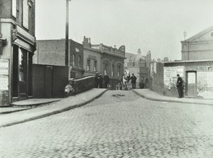 Un cavallo bianco percorre Rhodeswell Road verso Old Victory Bridge, 1895 da English Photographer