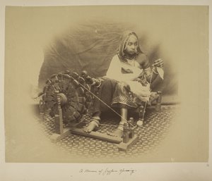 Una donna di Jeypore che fila, c.1890 da English Photographer
