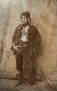 Attore vestito da spazzino (foto in bianco e nero)