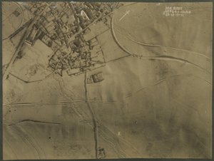 Fotografia aerea con trincee della Prima Guerra Mondiale, 1917 da English Photographer