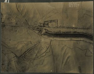 Fotografia aerea con trincee della Prima Guerra Mondiale, 1917 da English Photographer