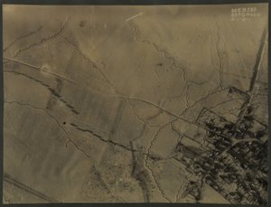 Fotografia aerea con trincee della Prima Guerra Mondiale, 1918 da English Photographer