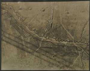 Fotografia aerea con trincee della Prima Guerra Mondiale, 1918