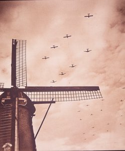 Aerei alleati trainano alianti che trasportano truppe aviotrasportate nei Paesi Bassi, Battaglia di Arnhem da English Photographer