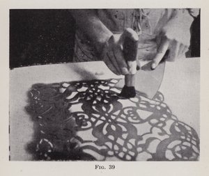 Applicazione di Stencil su Superfici (foto b/n)
