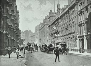 Army and Navy Stores, Victoria Street: vista est da Francis Street, 1895 da English Photographer