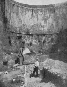Bastione del muro storico di Londra, trovato a Cripplegate, durante gli scavi dopo la Seconda Guerra Mondiale da English Photographer