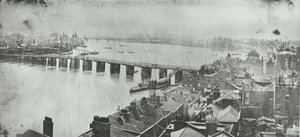 Battersea Bridge: vista dalla torre della chiesa di Chelsea, 1875 da English Photographer