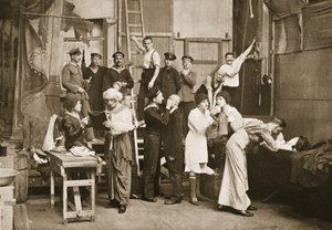 Dietro le quinte: Preparativi per spettacoli amatoriali, Handforth, illustrazione da Prigionieri tedeschi in Gran Bretagna da English Photographer