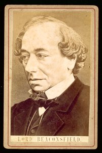 Benjamin Disraeli, Lord Beaconsfield, ritratto (foto b/n) da English Photographer