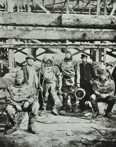 Blackfriars Bridge: operai edili posano con attrezzature, 1869 da English Photographer