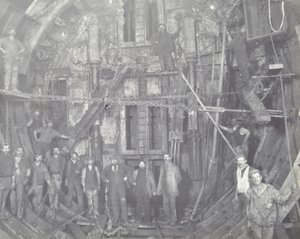 Tunnel di Blackwall: un gruppo di lavoratori nella camera d