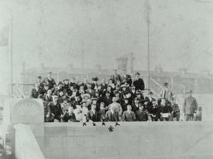 Tunnel di Blackwall: folla alla cerimonia di apertura, 1897 da English Photographer